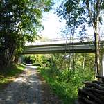Chemin sous le pont de la semi-autoroute à Châtel