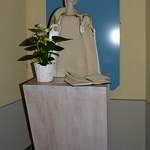 Statue de la Vierge de Suzanne Lutz dans l’église d’Attalens